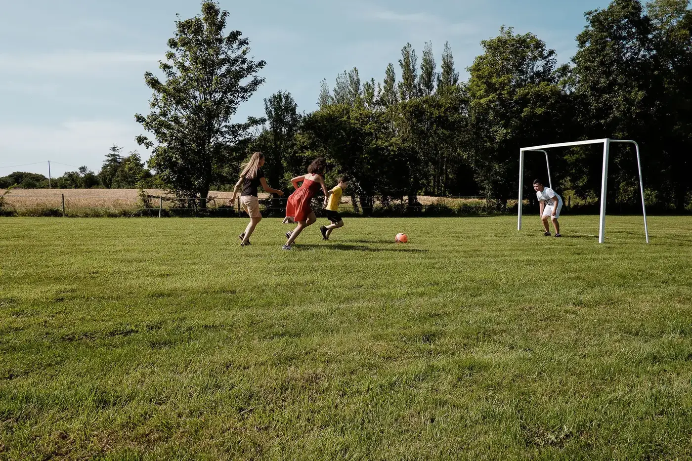 Enfants jouant au football dans le parc du gîte de groupe à Plévenon