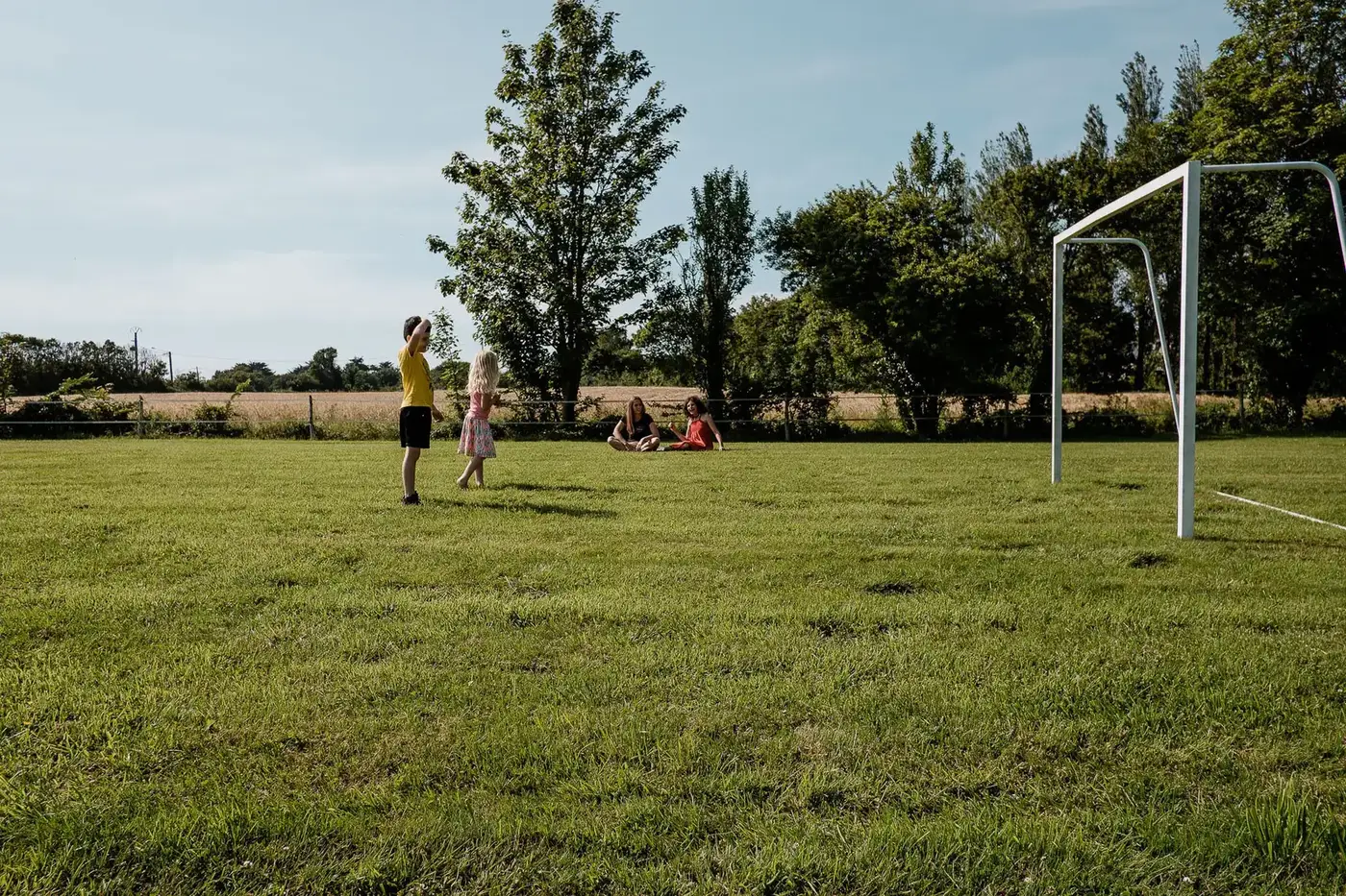 Grand terrain de football dans le parc du Domaine de l'Entre-Deux