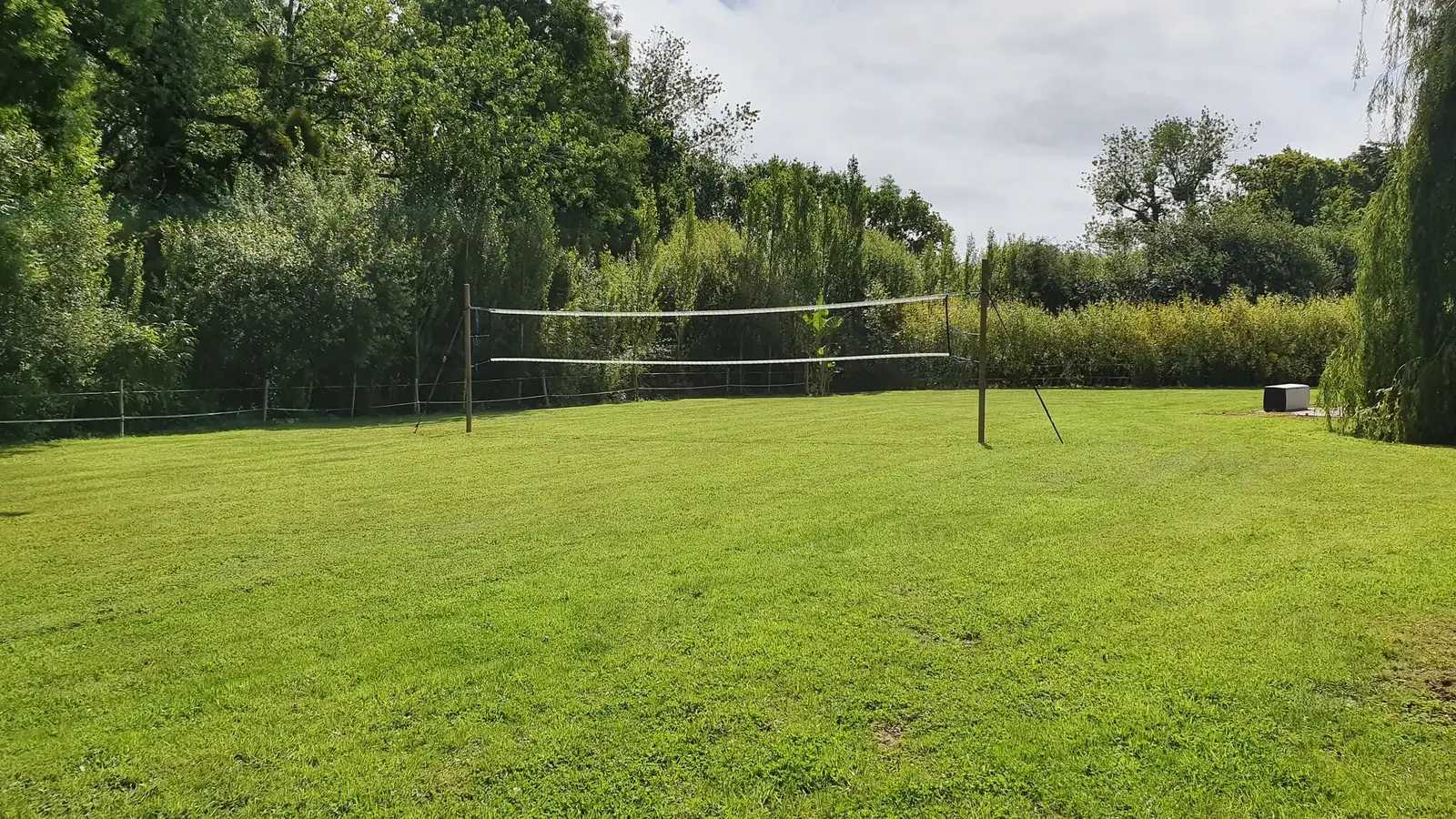 Terrain de volleyball entouré de verdure au Domaine de l'Entre-Deux