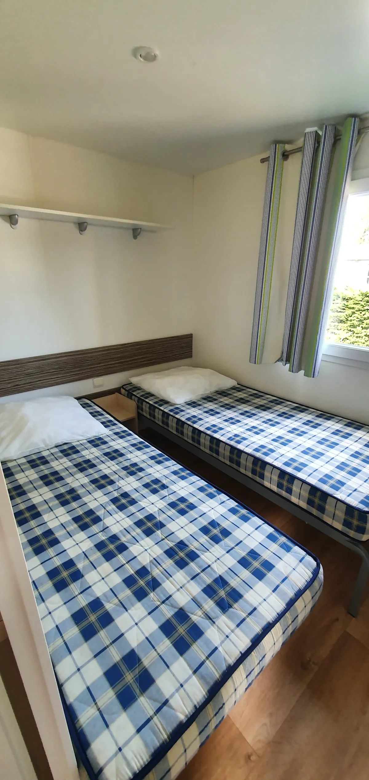 Chambre avec deux lits simples dans l'hébergement familial à Plévenon