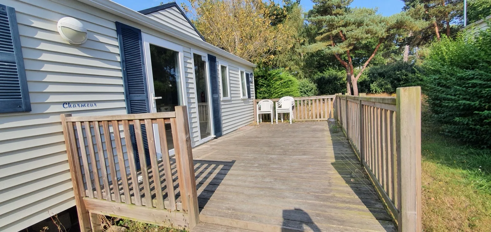 Terrasse en bois de l'hébergement familial avec vue sur le jardin au Domaine de l'Entre-Deux à Plévenon