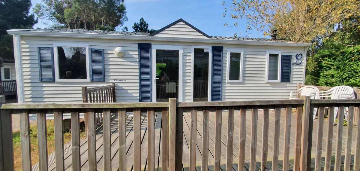 Façade de l'hébergement familial indépendant avec clôture en bois près du Cap Fréhel