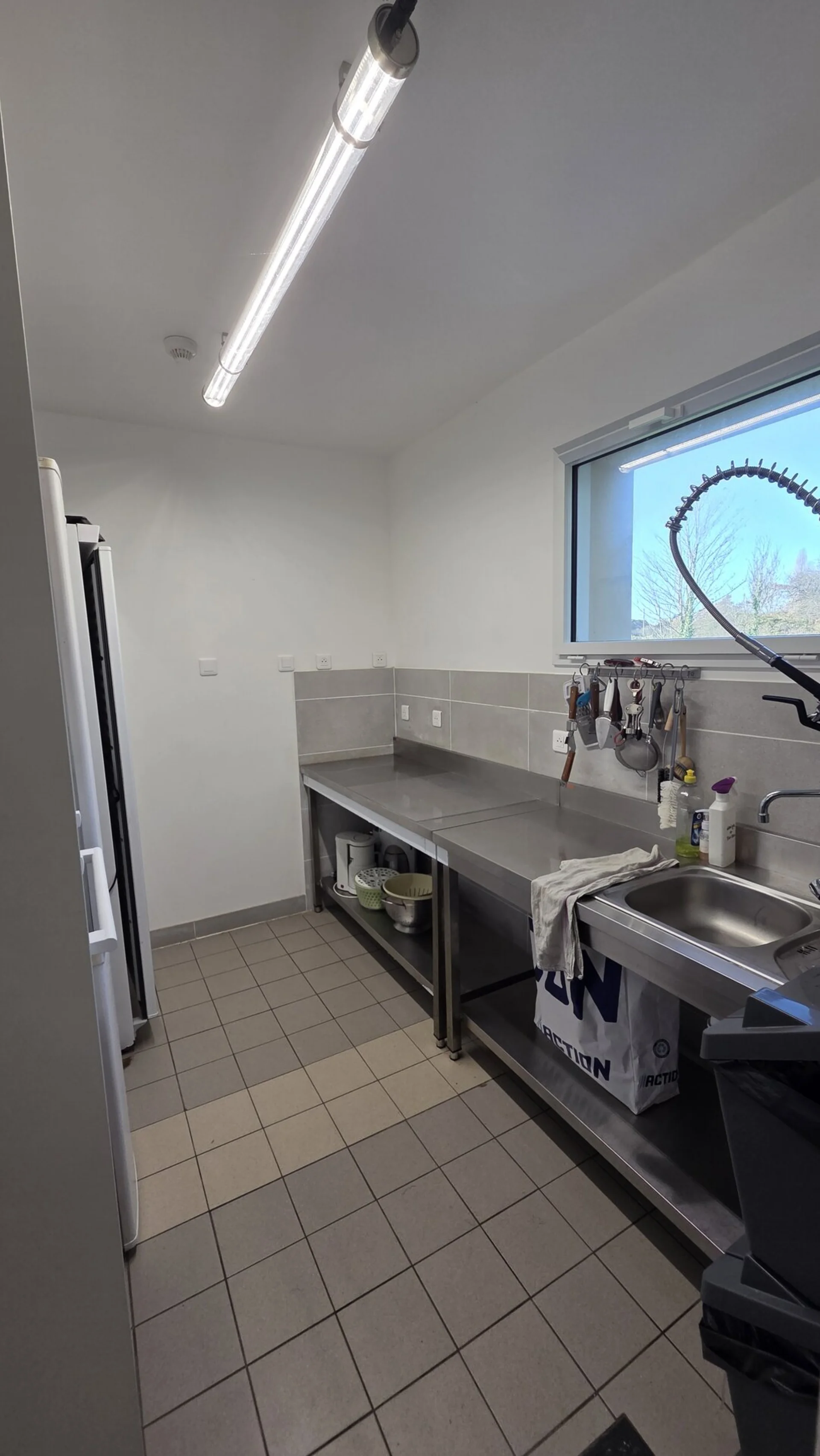 Plan de travail spacieux cuisine - Domaine de l'Entre-Deux Plévenon Bretagne