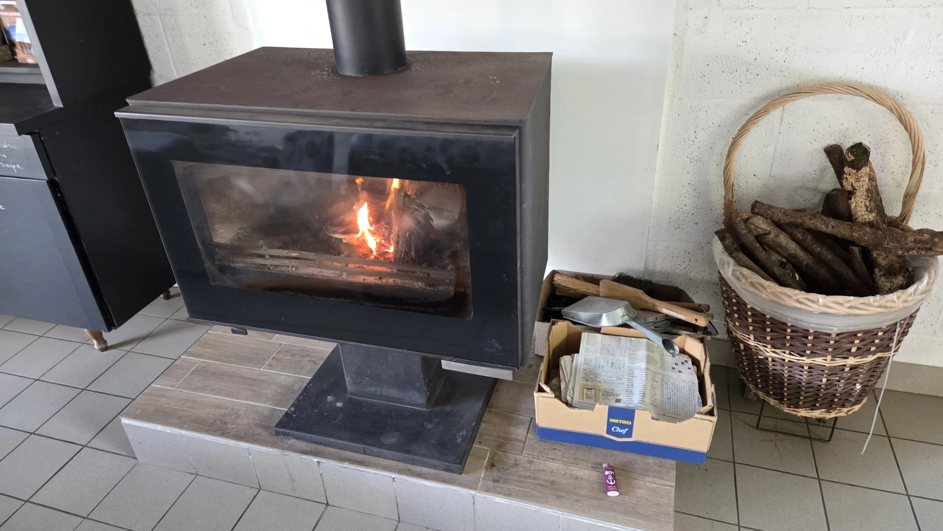 Vue latérale cuisine équipée - Domaine de l'Entre-Deux Plévenon Bretagne