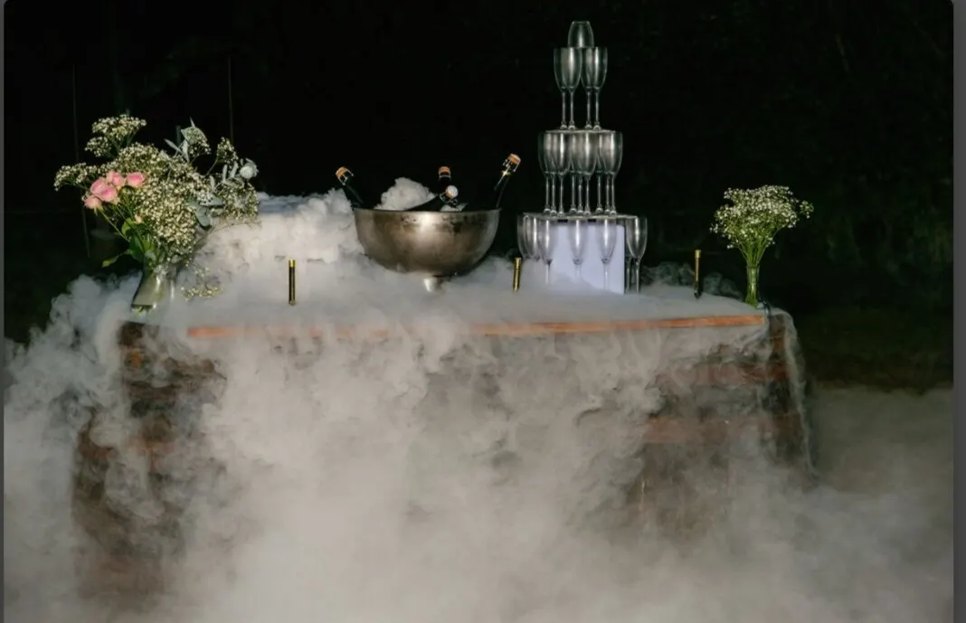 Bar à champagne avec glace carbonique pour mariage au domaine - Domaine de l'Entre-Deux Plévenon Bretagne