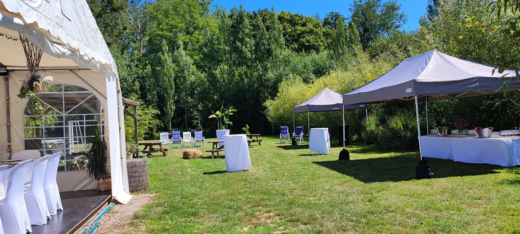 Chapiteau et tentes de réception dans le jardin du domaine - Domaine de l'Entre-Deux Plévenon Bretagne
