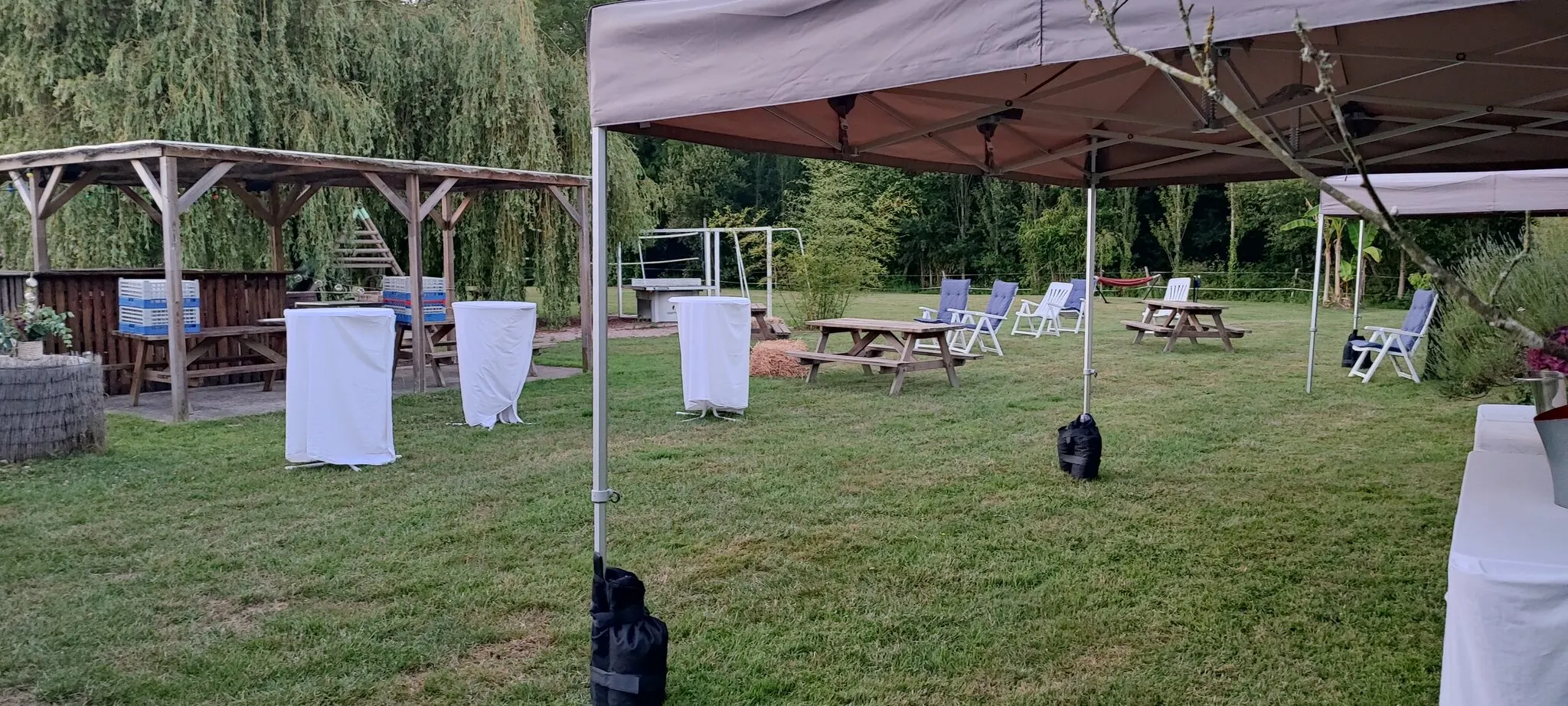 Espace réception en plein air avec barnums et mobilier événementiel - Domaine de l'Entre-Deux Plévenon Bretagne