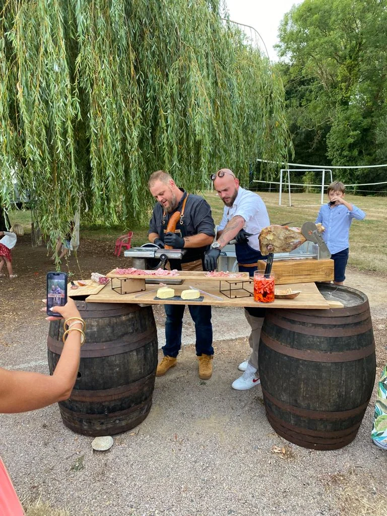 Aperitif de mariage sur tonneaux en bois sous le saule pleureur du domaine - Domaine de l'Entre-Deux Plevenon Bretagne