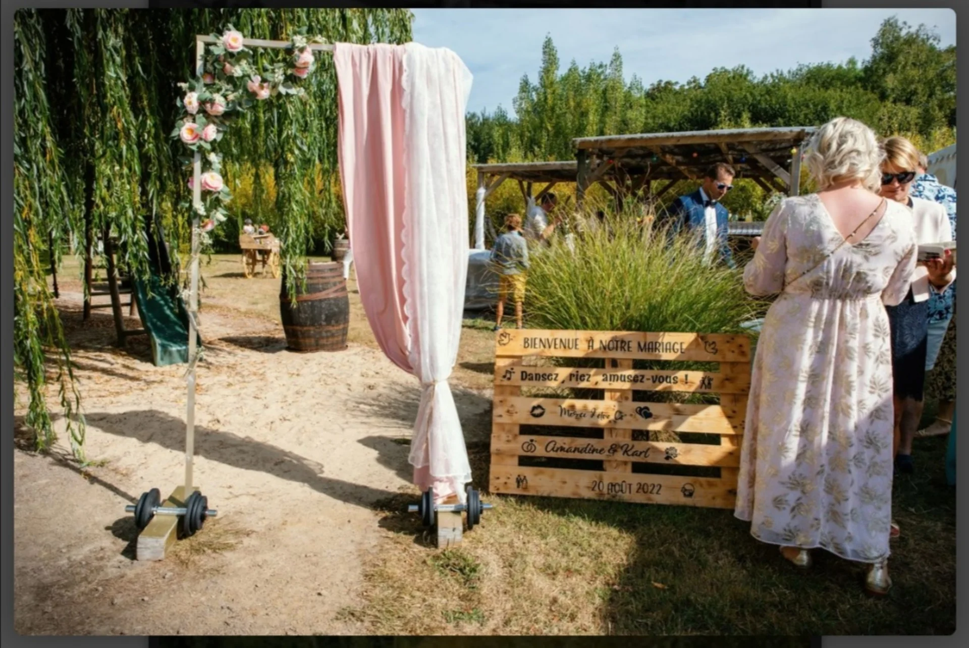 Arche de ceremonie de mariage avec voilages dans le parc du Domaine de l'Entre-Deux