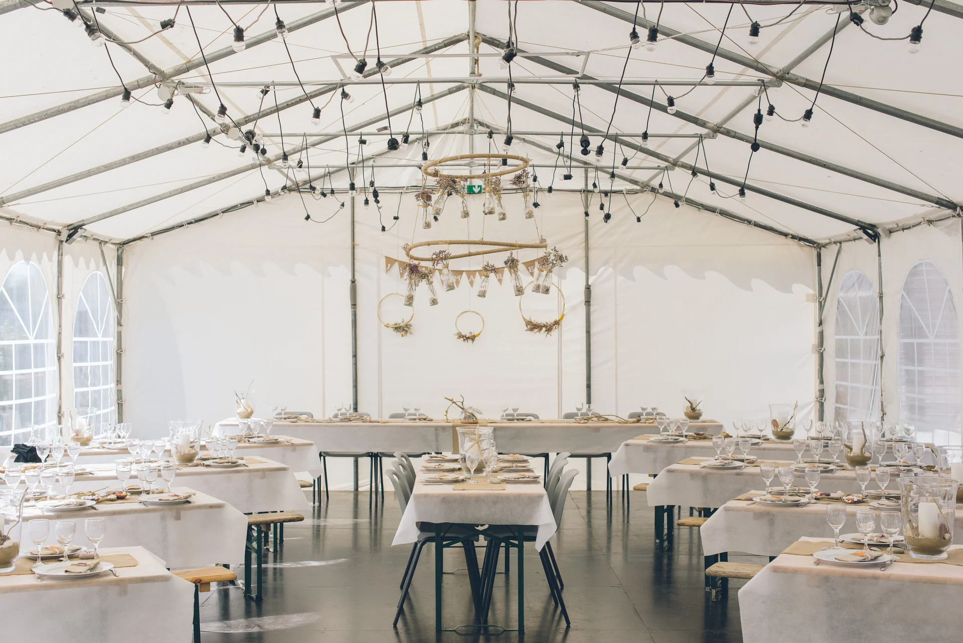 Salle de reception sous chapiteau decoree pour mariage au Domaine de l'Entre-Deux en Bretagne