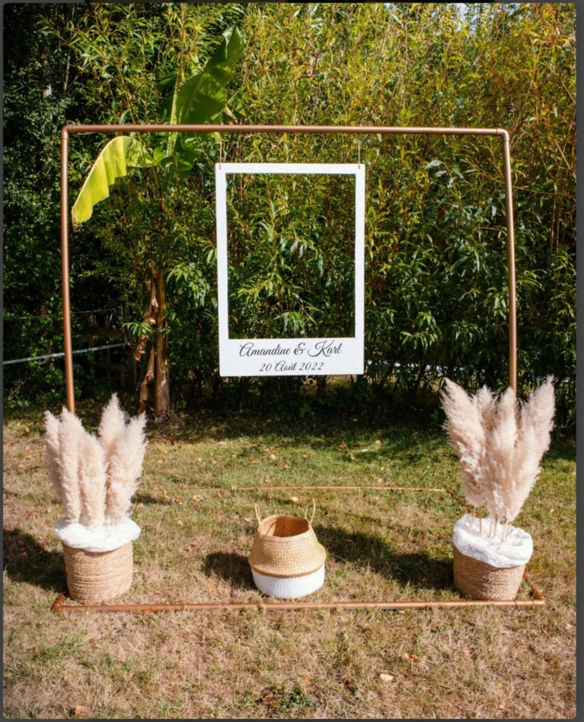 Photobooth de mariage en exterieur avec cadre polaroid geant et herbes de la pampa - Domaine de l'Entre-Deux Plevenon Bretagne
