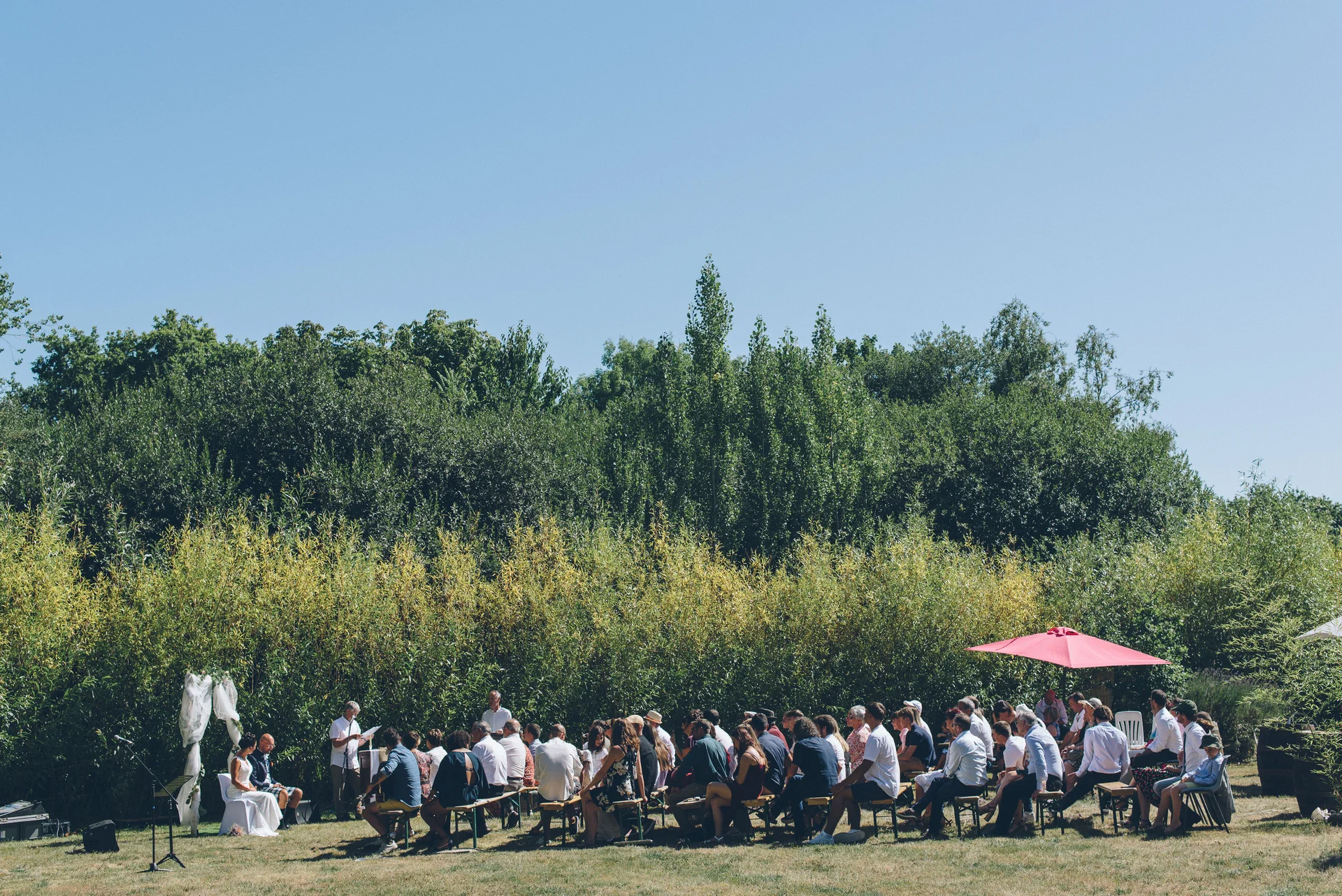 Repas de mariage en plein air dans le parc du Domaine de l'Entre-Deux