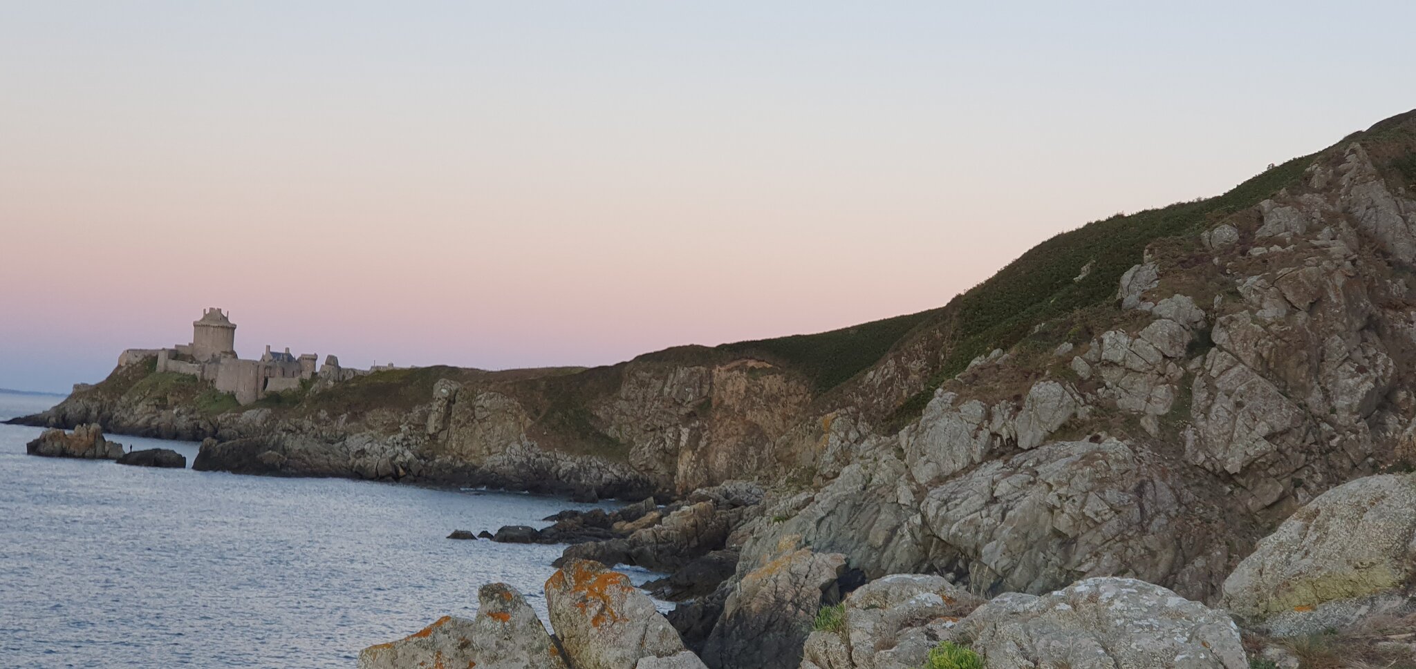 Sentier côtier GR34 vers le Fort la Latte au coucher de soleil - Randonnée Plévenon Côtes-d'Armor