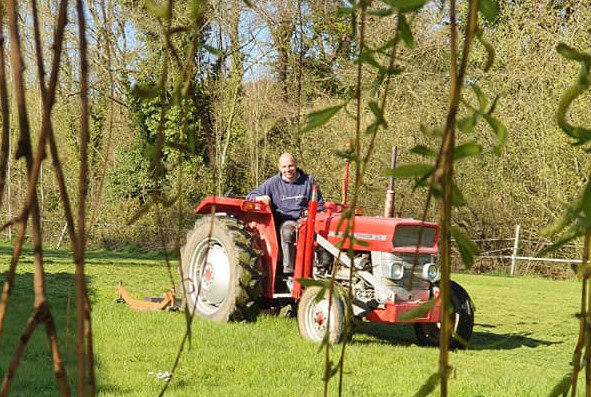 Damien - Co-gérant du gîte étape Le Domaine de l'entre-deux, passionné de sports de pleine nature en Bretagne